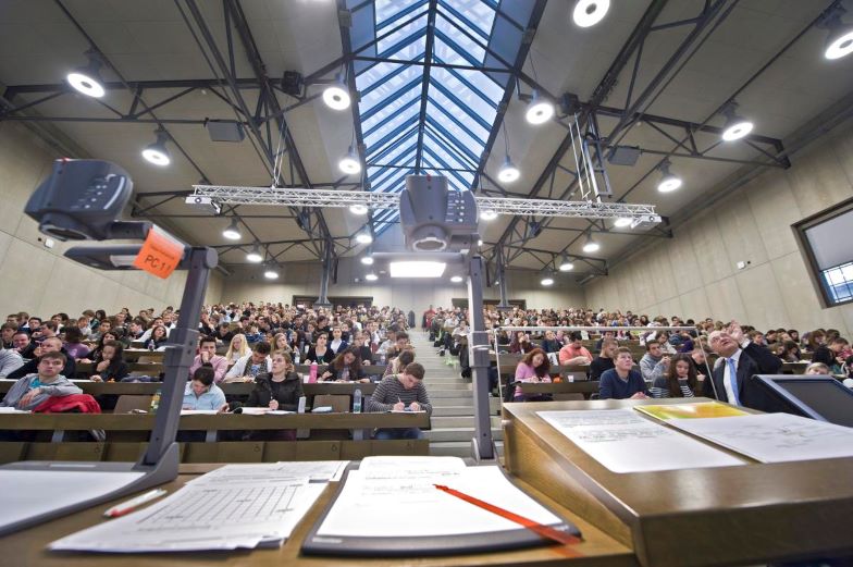Voll besetzter Hörsaal aus Sicht der Dozierenden.